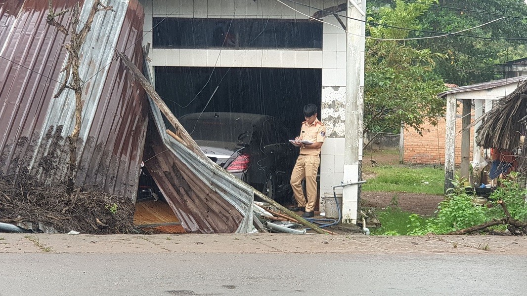 Bản tin 27/11: Nữ tài xế lái xe Mecerdes tông sập nhà dân; Cứu 8 ngư dân trên tàu cá bị đâm chìm trên biển