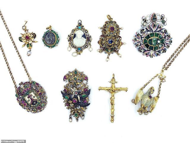 Đời sống - Dọn tủ cũ, bất ngờ tìm thấy kho báu trị giá 3 tỷ đồng (Hình 2).