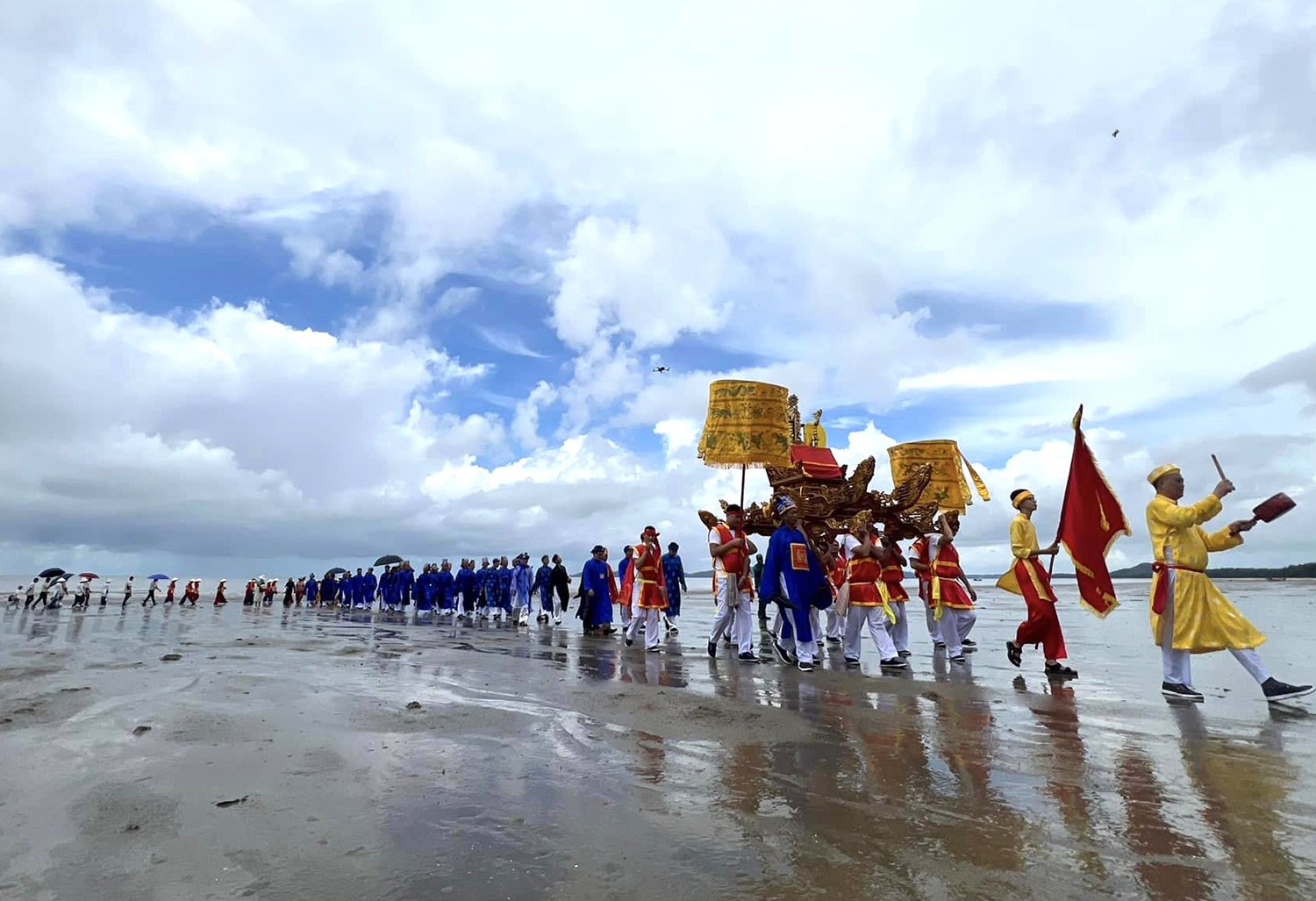 Văn hoá - Quảng Ninh: Tưng bừng khai hội đình Trà Cổ (Hình 2).