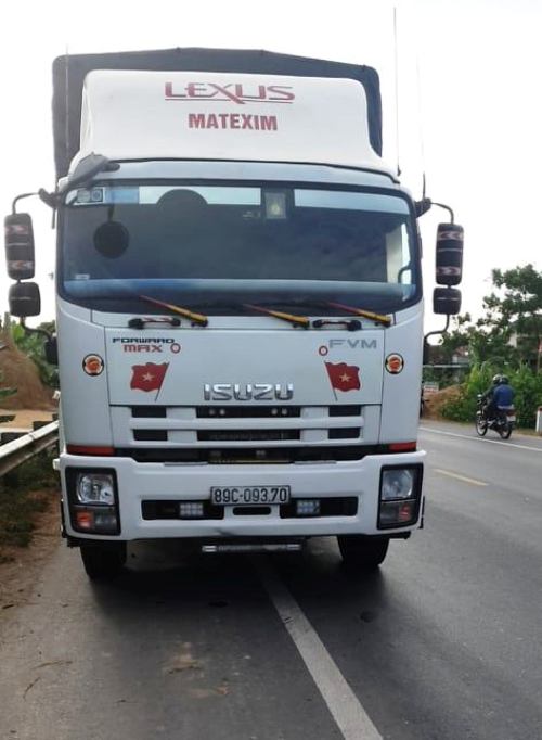 Tin nhanh - Hiện trường vụ bị xe tải tông từ phía sau, 2 vợ chồng tử vong thương tâm (Hình 2).