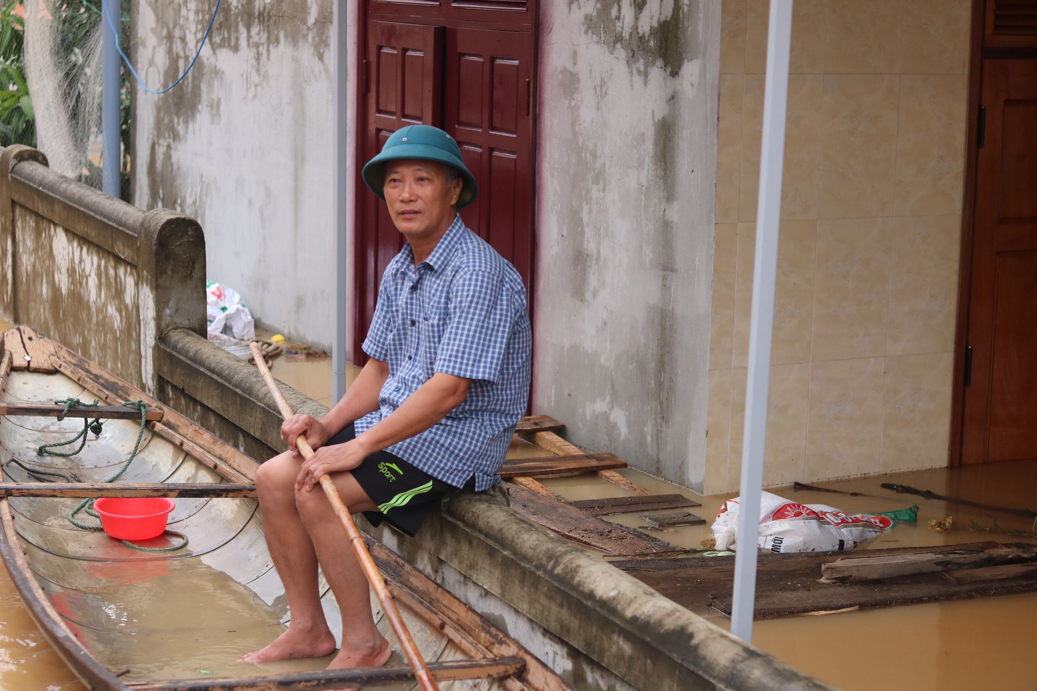 Tin nhanh - Hơn 12 nghìn ngôi nhà bị ngập trong nước, một người bị lũ cuốn (Hình 6).