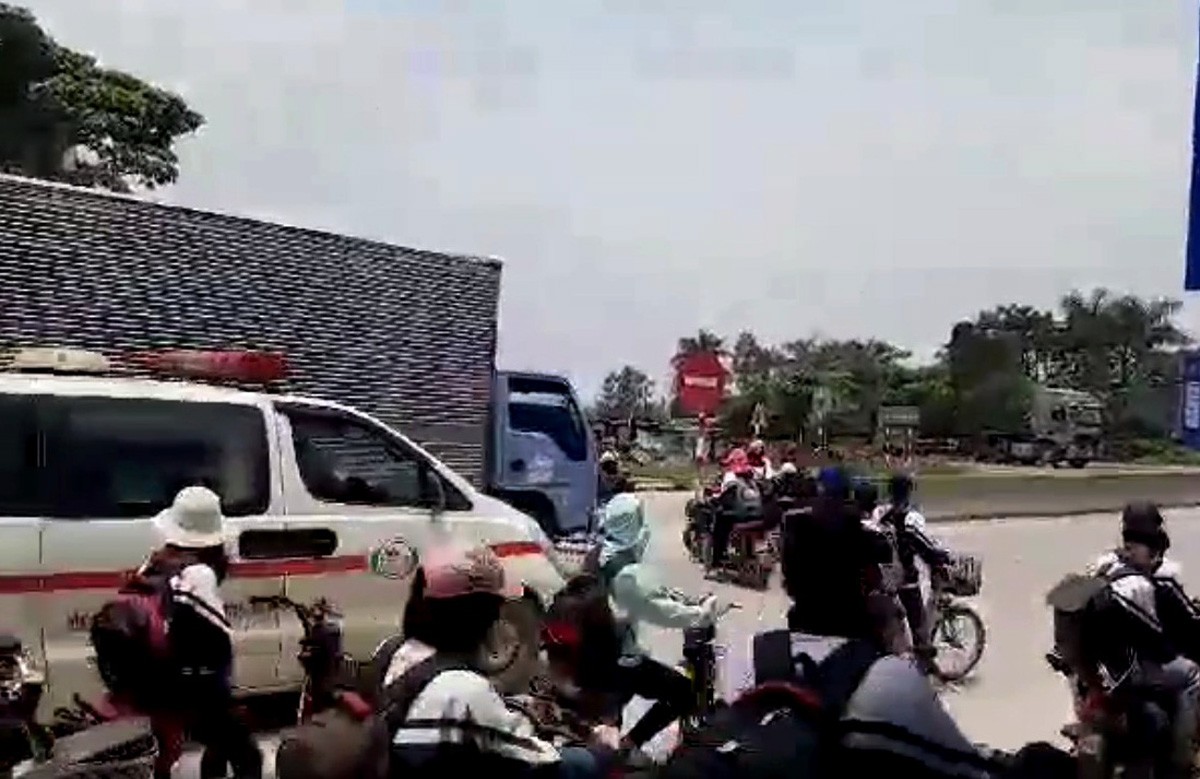 Xe cứu thương hú còi, học sinh vẫn dàn hàng giữa đường - Hình 4