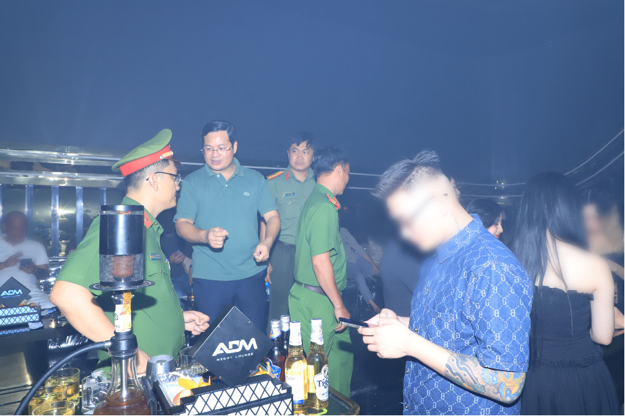 An ninh - Hình sự - Đồng Nai: Đồng loạt kiểm tra các quán bar, vũ trường