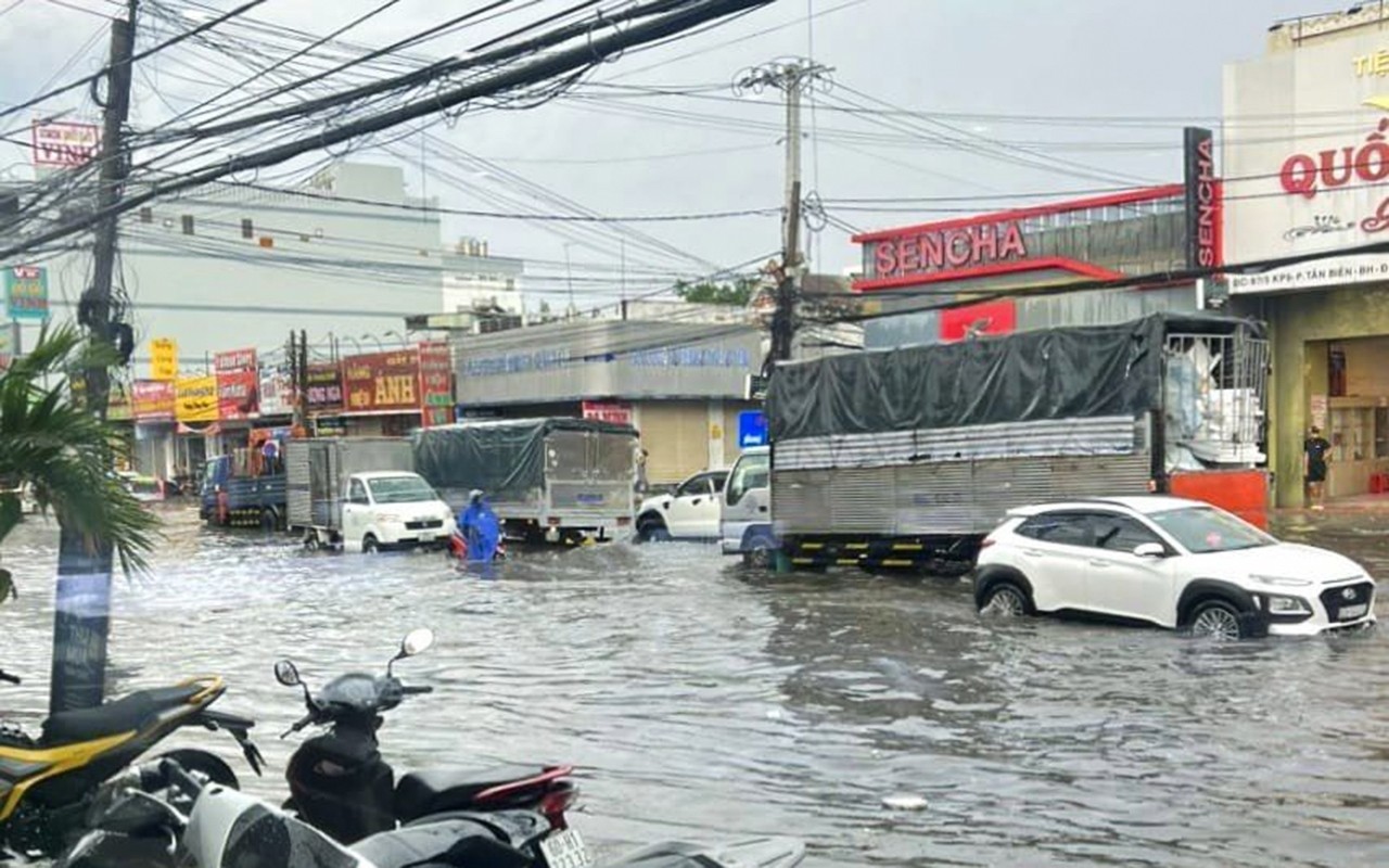 Dân sinh - Đồng Nai: Mưa lớn làm tốc mái hàng loạt ngôi nhà ở Tp. Biên Hoà (Hình 2).