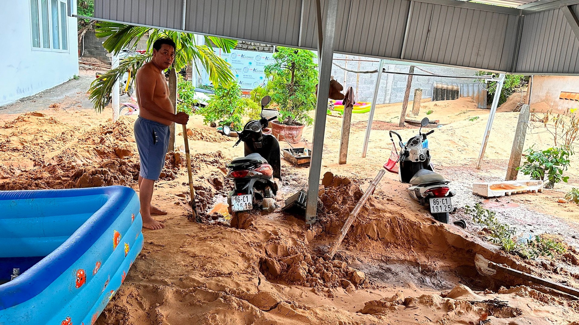 Dân sinh - Bình Thuận: Lũ cát tràn xuống đường, vào nhà dân, giao thông gặp khó (Hình 9).