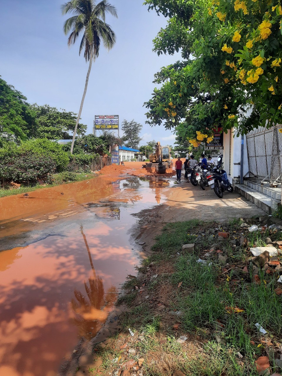 Dân sinh - Bình Thuận huy động máy móc xử lý bùn, cát tràn xuống đường (Hình 7).