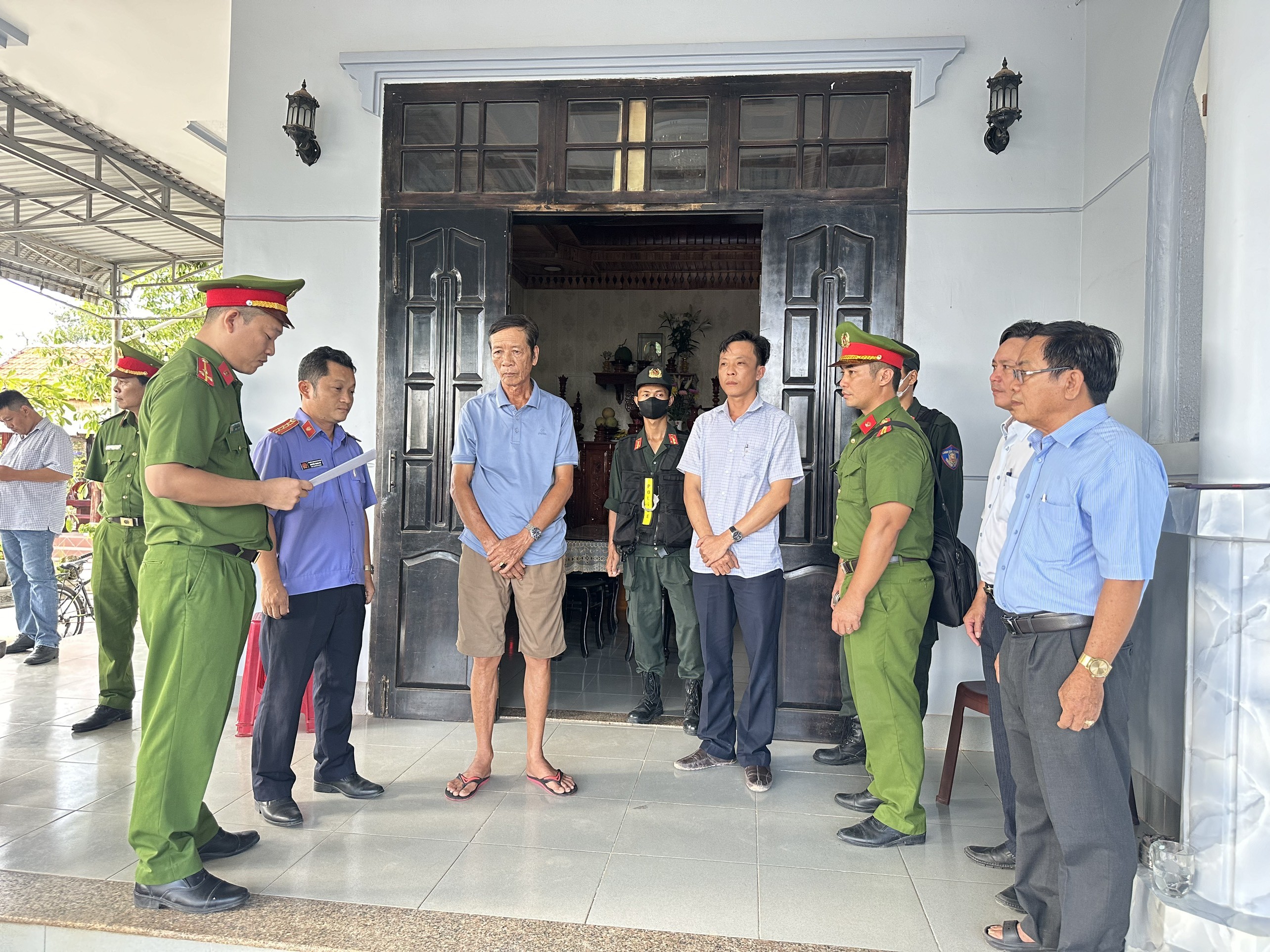 Hồ sơ điều tra - Vụ khai thác khoáng sản trái phép ở Bình Thuận: Bắt thêm Phó Chủ tịch xã (Hình 2).