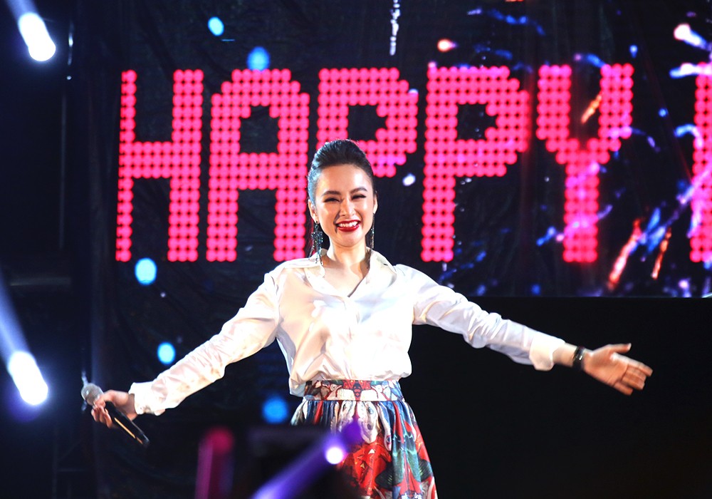 Angela Phương Trinh điệu đà khoe dáng ngày đầu năm - Hình 4