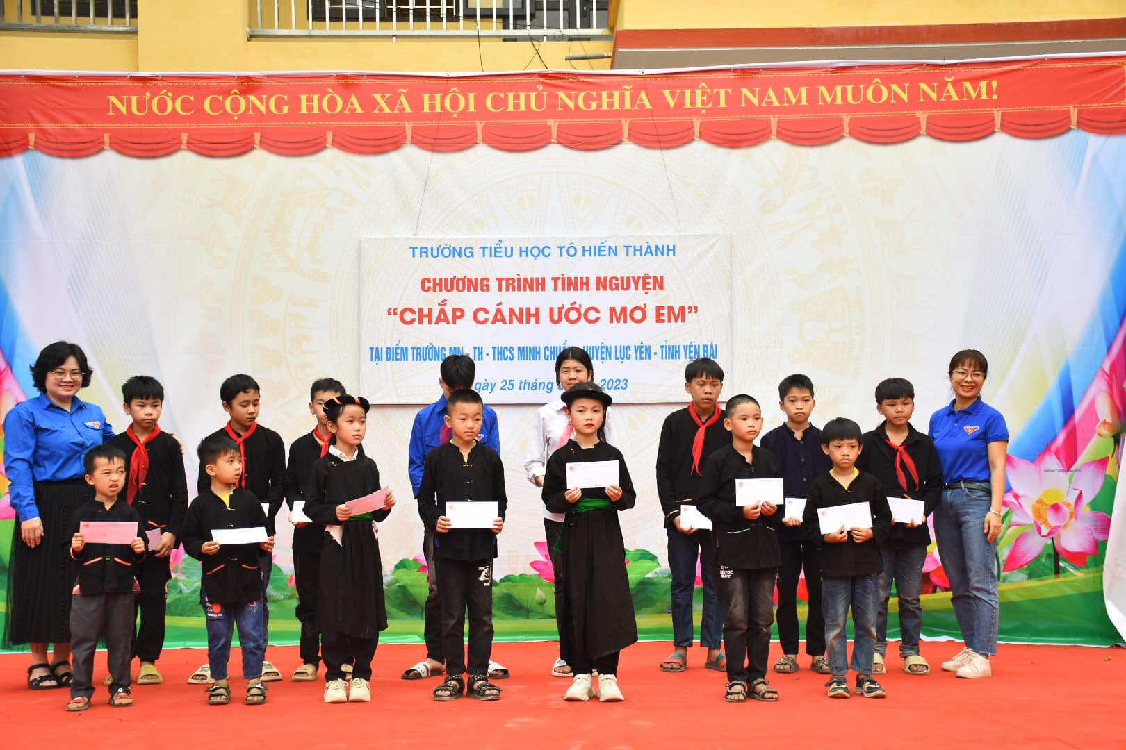 Chắp cánh ước mơ cho các em học sinh vùng cao