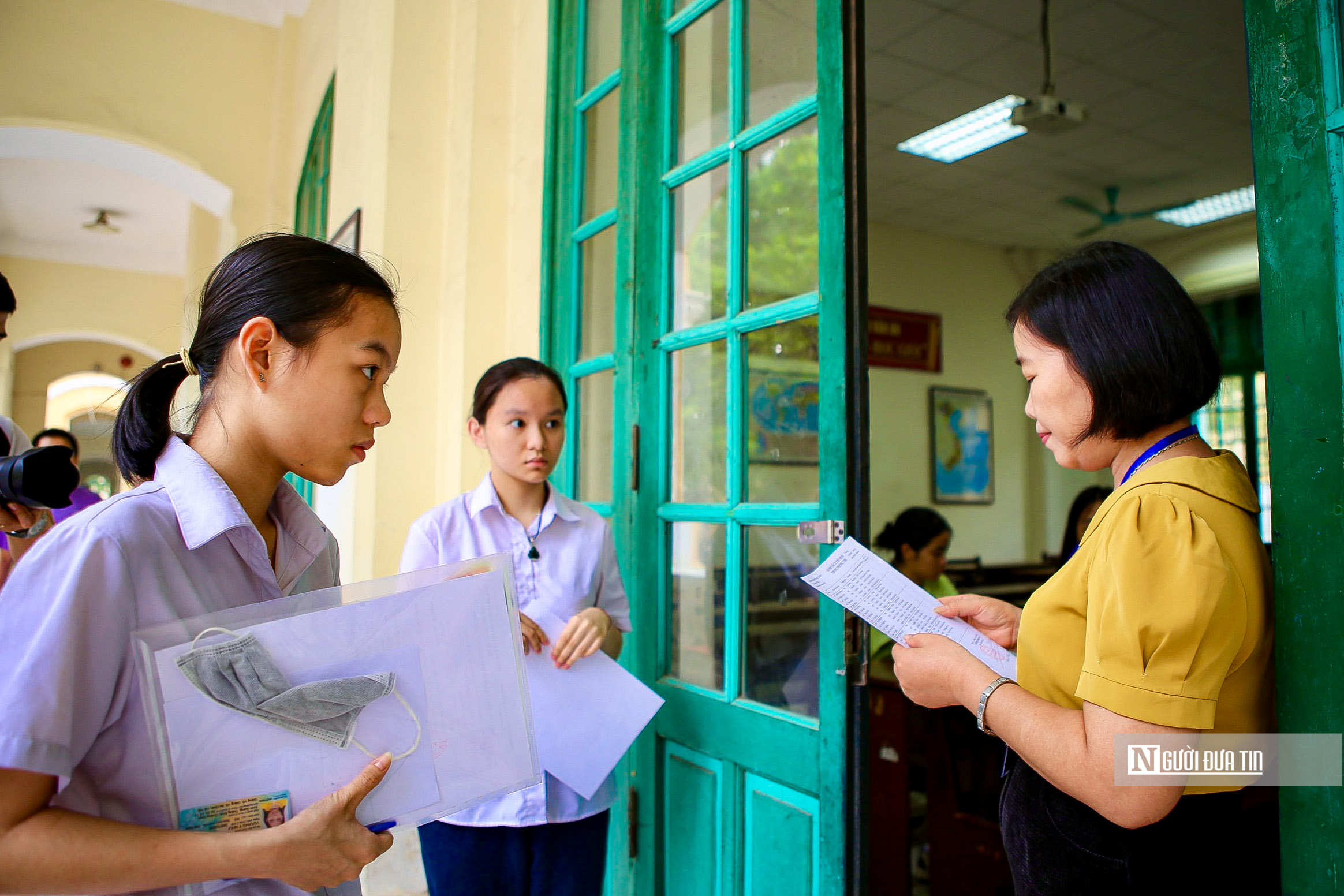 Giáo dục - Thi vào 10 tại Hà Nội: Nhiều thí sinh quên giấy tờ khi đã đến điểm thi (Hình 5).