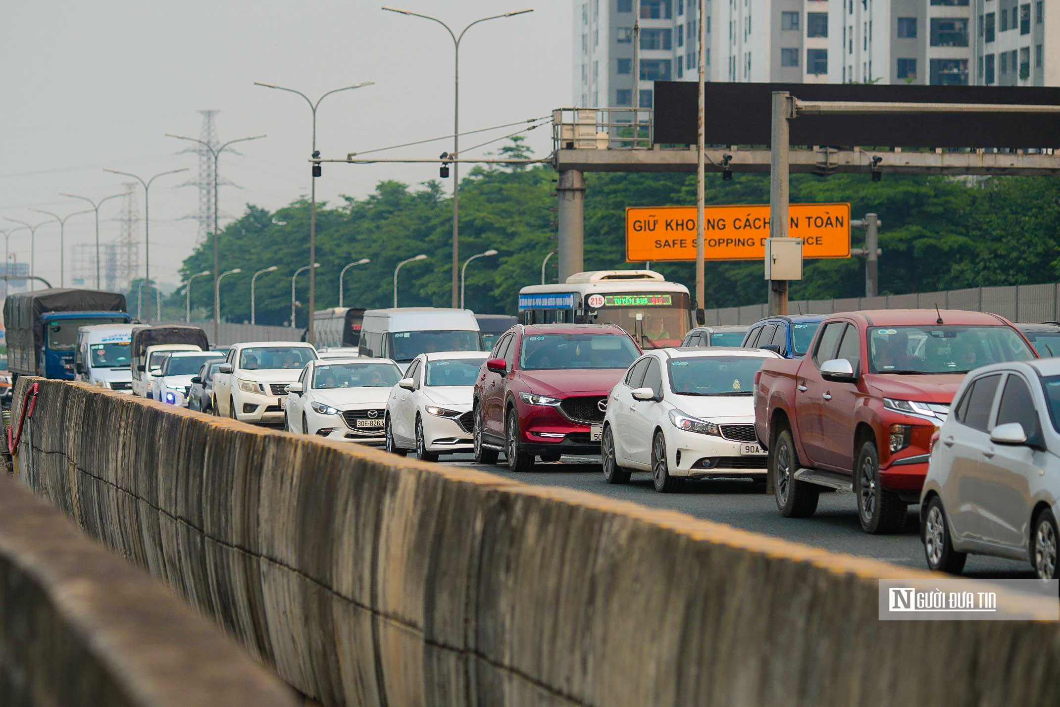 Dân sinh - Dòng xe nuối đuôi nhau trở lại Thủ đô (Hình 6).