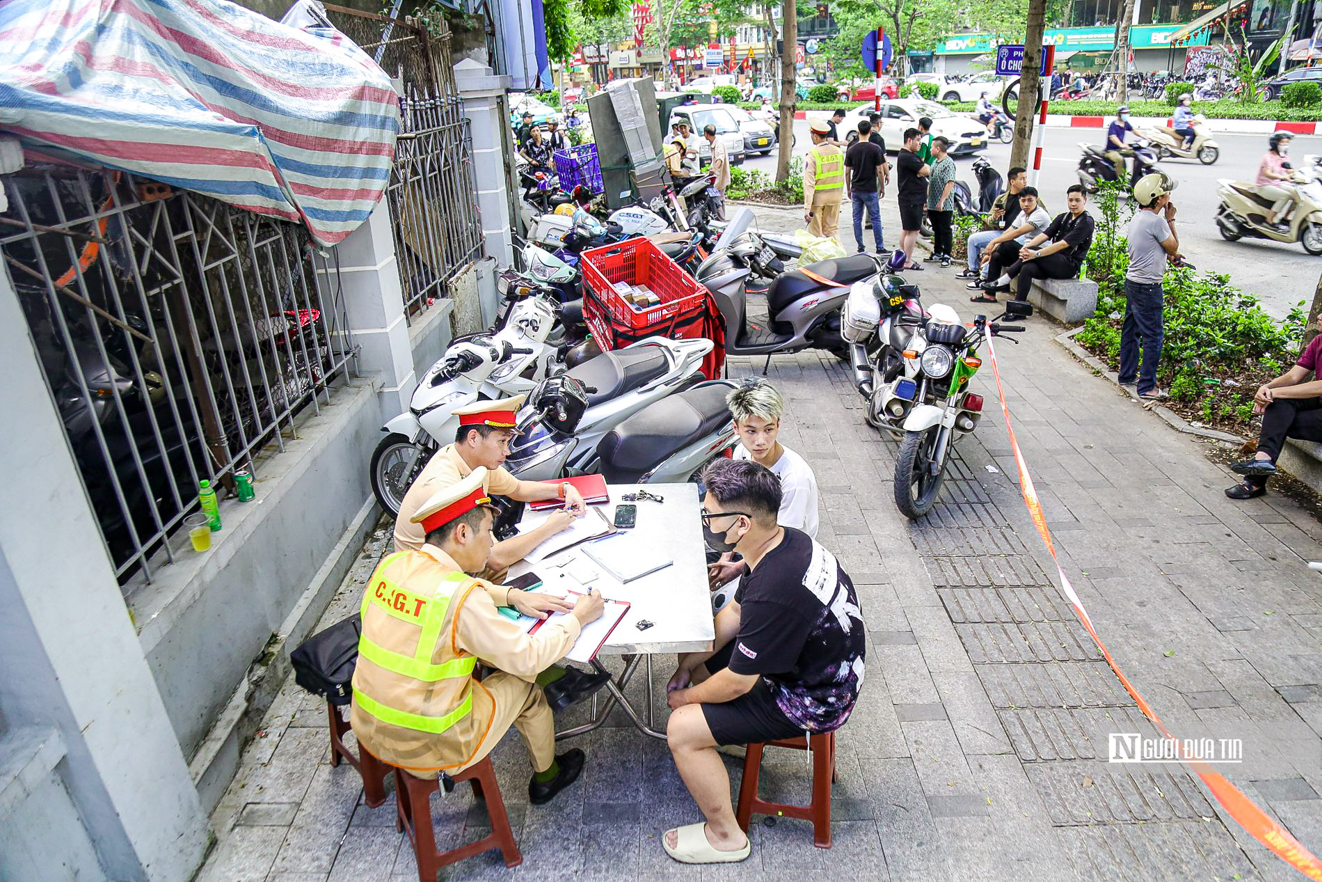 Sự kiện - Hà Nội: Theo chân tổ công tác đặc biệt xử phạt vi phạm giao thông (Hình 9).