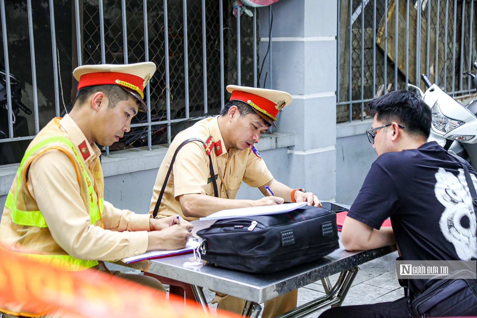 Sự kiện - Hà Nội: Theo chân tổ công tác đặc biệt xử phạt vi phạm giao thông (Hình 10).