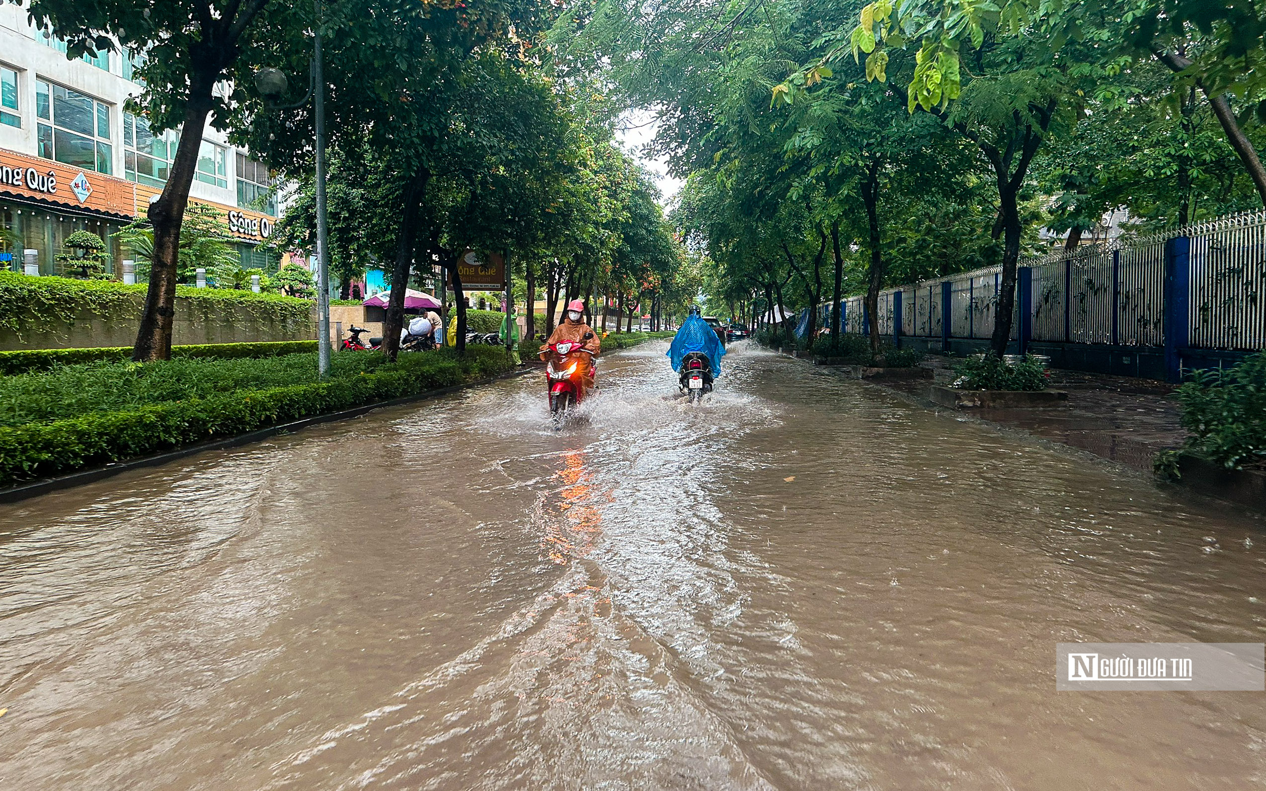 Hà Nội mưa lớn, nhiều tuyến đường ùn tắc ngập úng