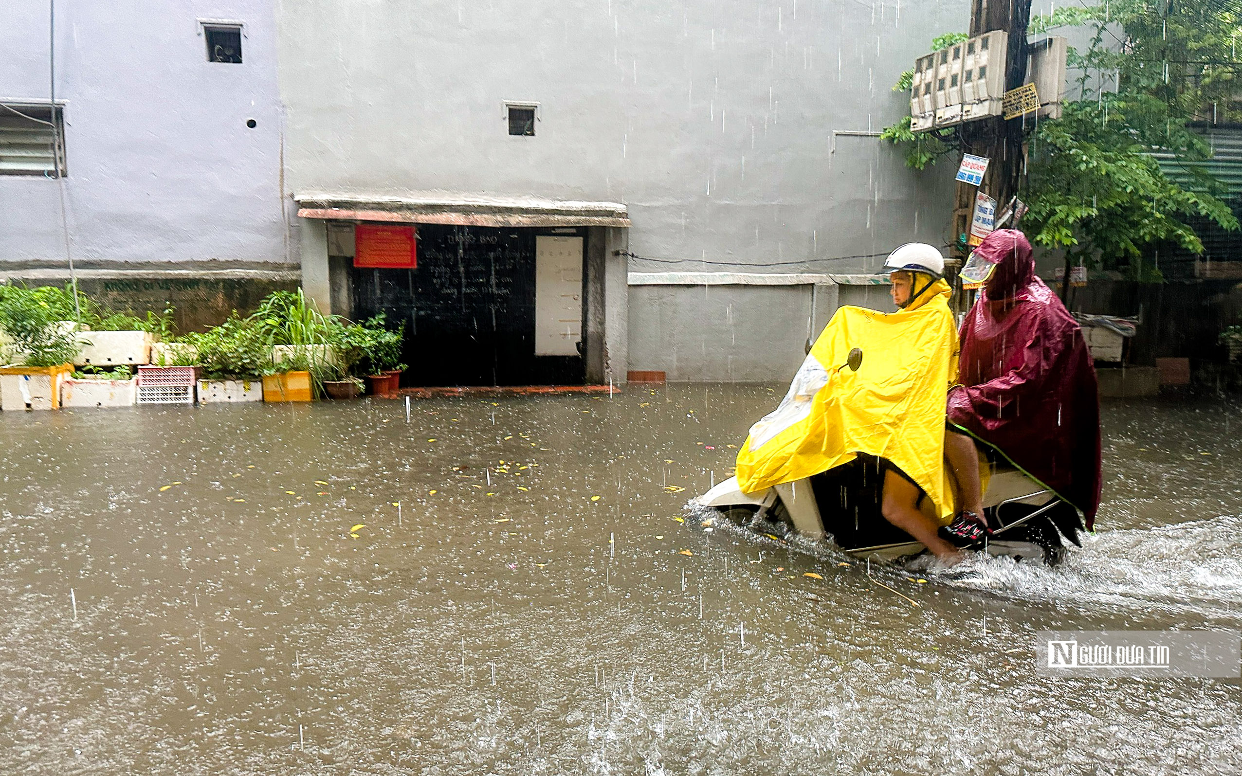 Hà Nội mưa lớn, nhiều tuyến đường ùn tắc ngập úng