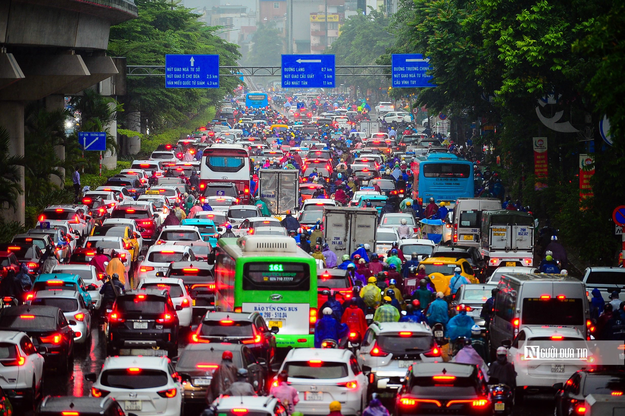 Hà Nội mưa lớn, nhiều tuyến đường ùn tắc ngập úng