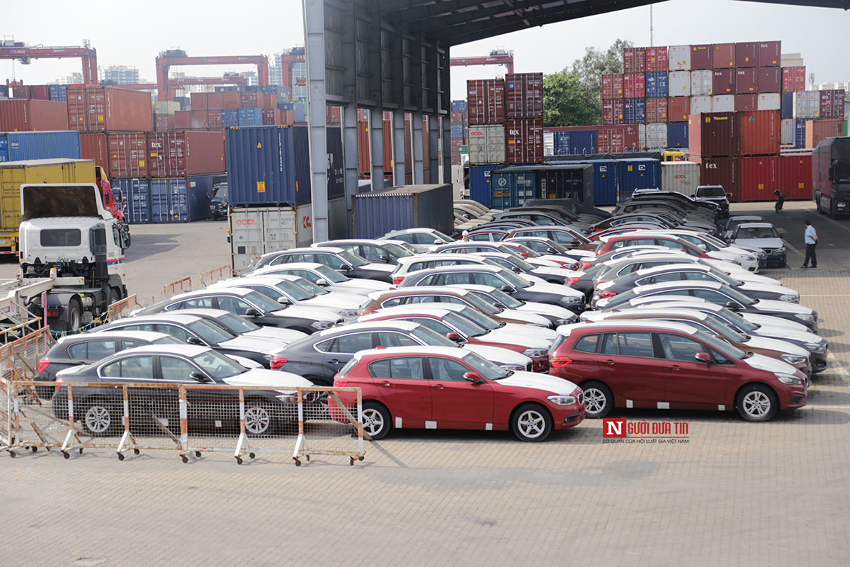 Thị trường xe - Đột nhập dàn xe sang BMW trăm tỷ 'phơi sương, dát bụi' ở cảng Sài Gòn