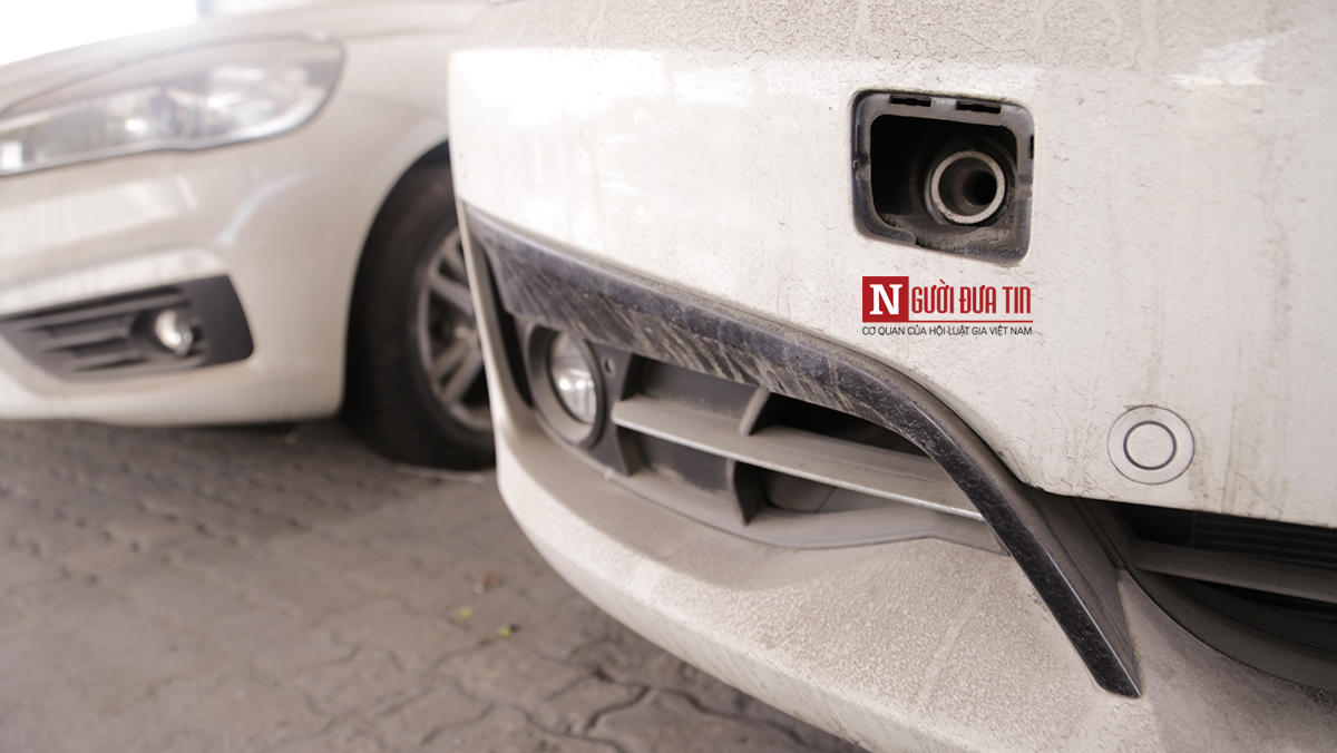 Thị trường xe - Đột nhập dàn xe sang BMW trăm tỷ 'phơi sương, dát bụi' ở cảng Sài Gòn (Hình 2).