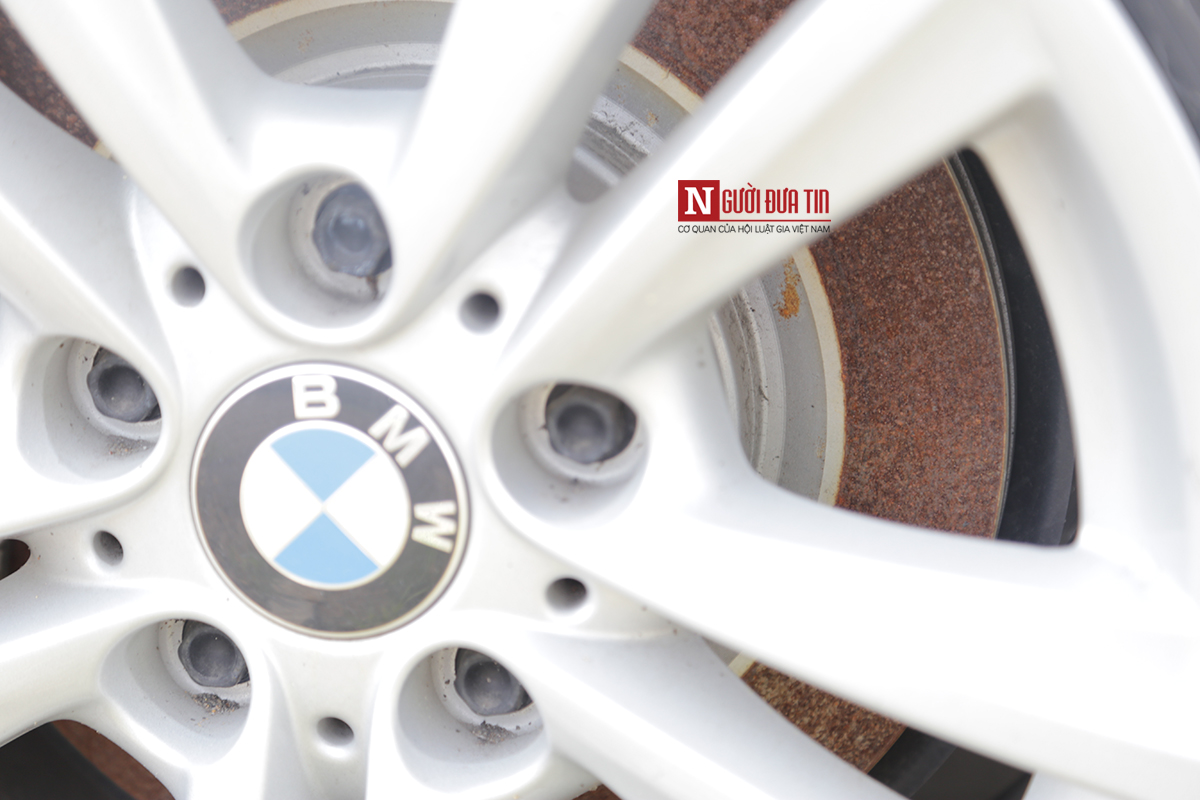 Thị trường xe - Đột nhập dàn xe sang BMW trăm tỷ 'phơi sương, dát bụi' ở cảng Sài Gòn (Hình 4).