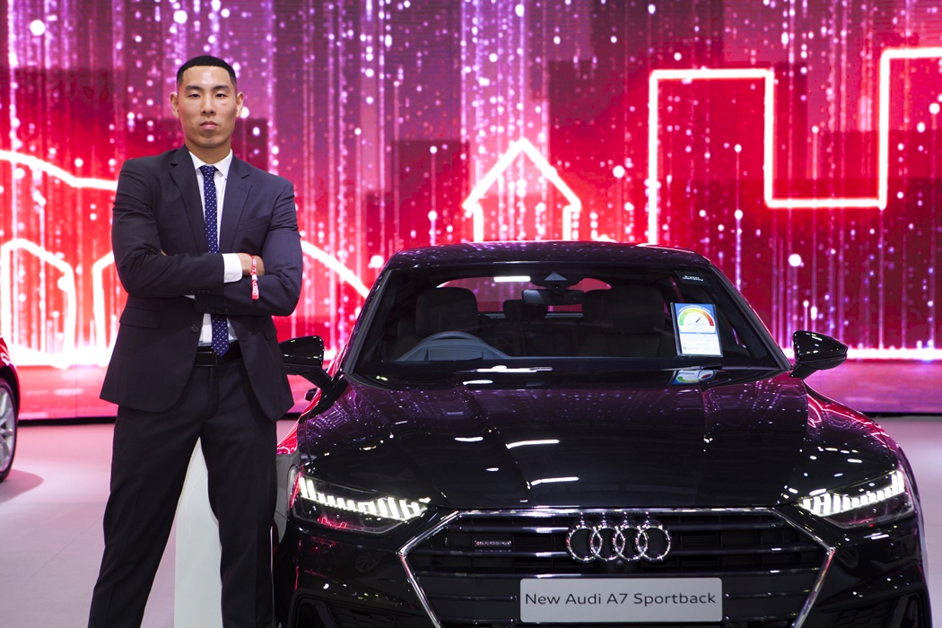 Sau vô lăng - Siêu mẫu Thanh Hằng, 'chim công' Linh Nga rạng rỡ bên xe Audi (Hình 3).