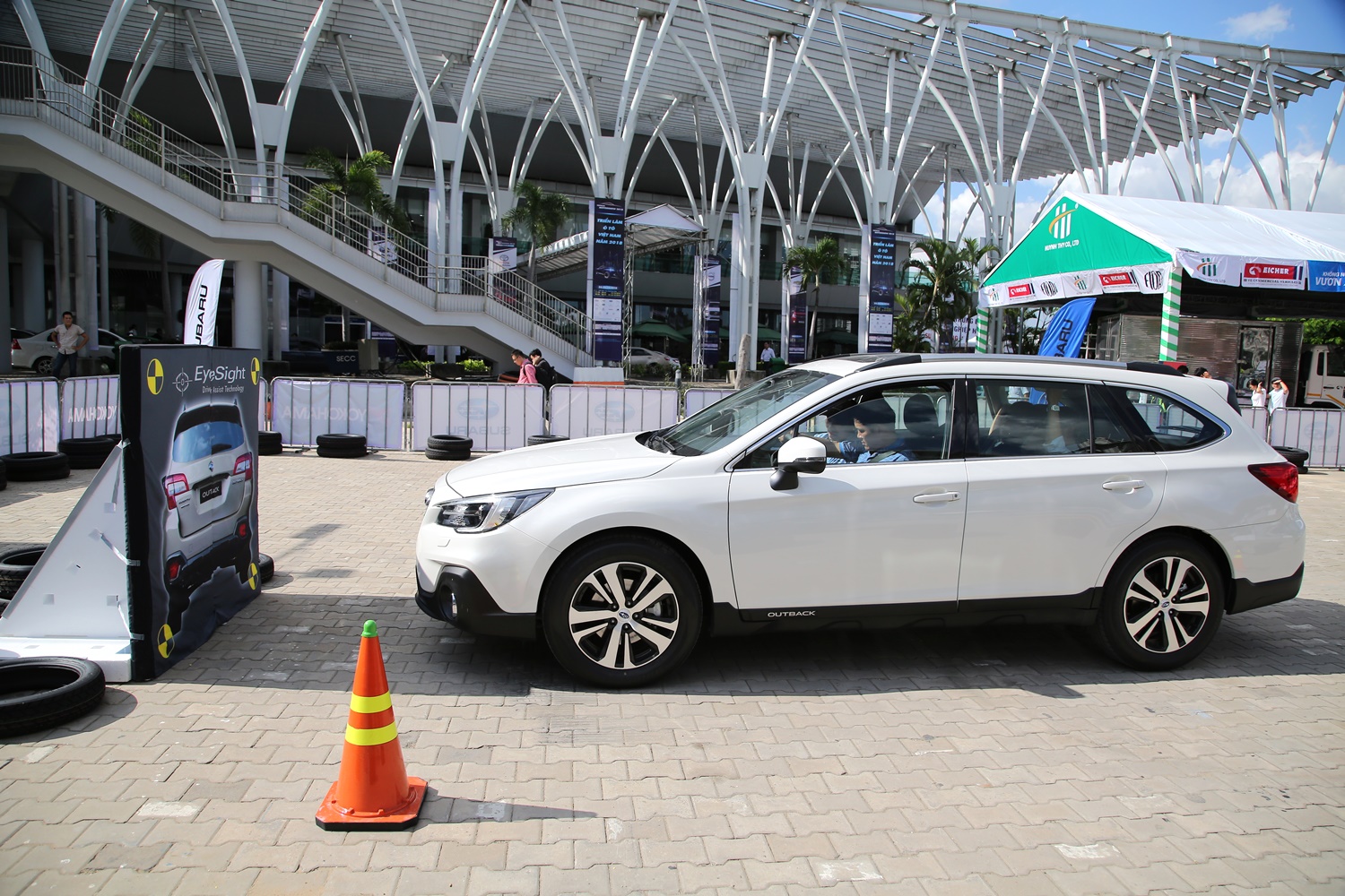Thị trường xe - Cận cảnh Subaru Forester 2.0i-S 2018 trang bị 'mắt thần' EyeSight (Hình 6).