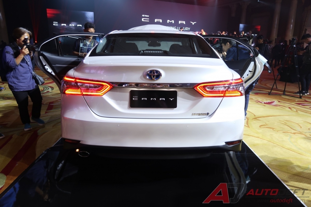 Thị trường xe - 'Phát thèm' với Toyota Camry 2019 hoàn toàn mới vừa ra mắt Thái Lan (Hình 2).