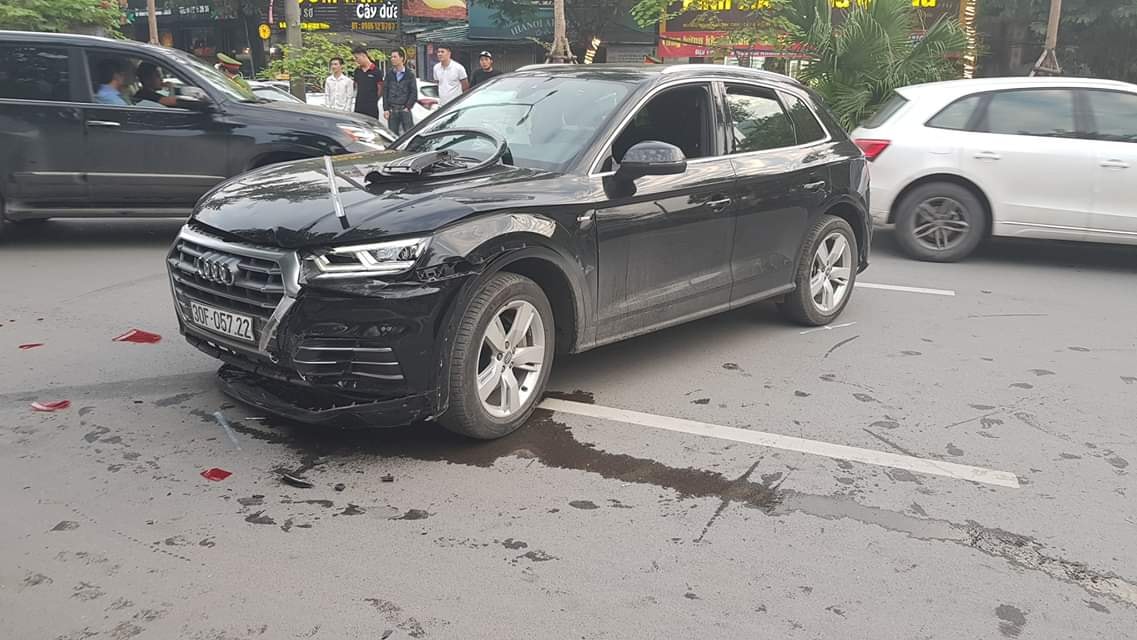 VIDEO: Audi Q5 hạ gục xe máy, đâm móp xe 