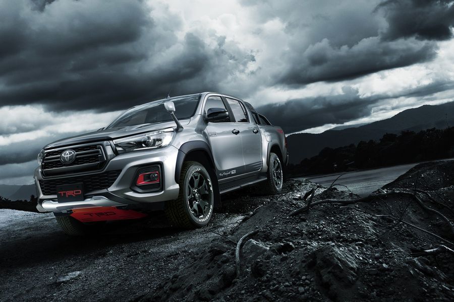 Thị trường xe - Bán tải Toyota Hilux bản 'khủng' Black Rally sắp ra mắt (Hình 5).