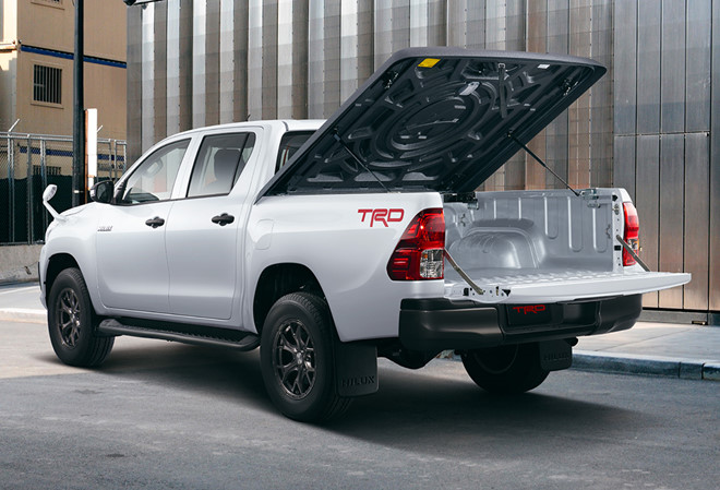 Thị trường xe - Bán tải Toyota Hilux bản 'khủng' Black Rally sắp ra mắt (Hình 2).