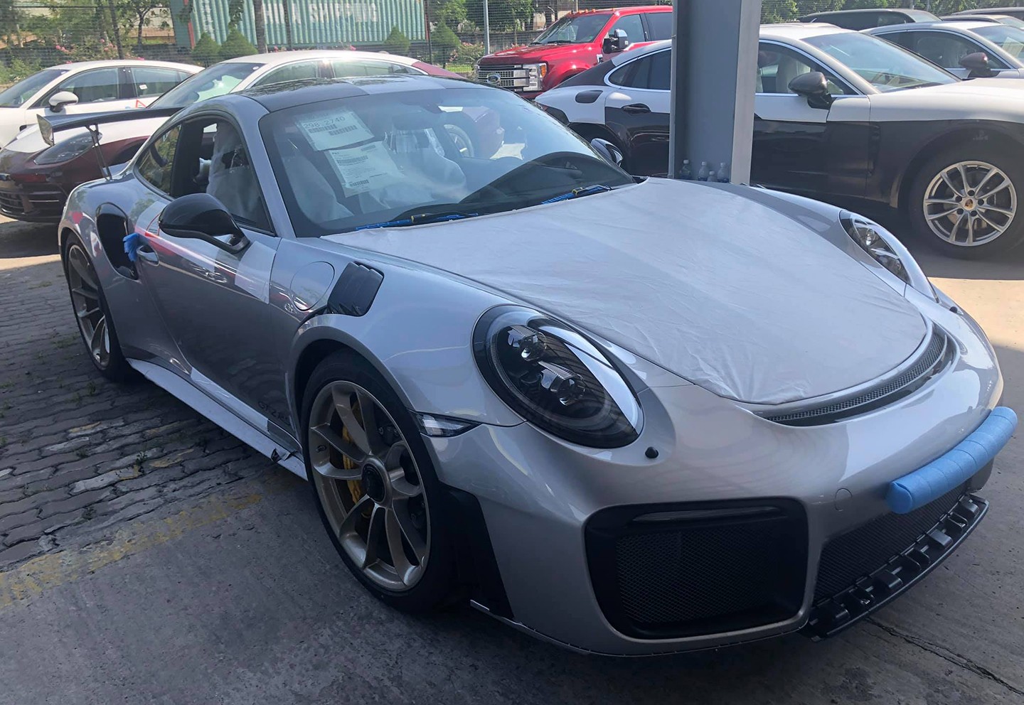Thị trường xe - Xe Porsche nhanh nhất hành tinh giá 23 tỷ về Việt Nam (Hình 3).