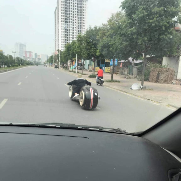 Thú chơi xe - Mô tô viễn tưởng Tron Light Cycle ngang giá ô tô hạng sang lăn bánh tại Hà Nội (Hình 2).
