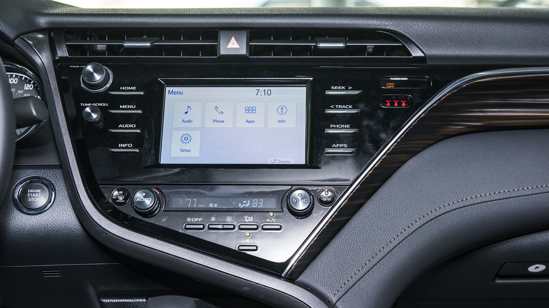 Thị trường xe - Nghịch lý Toyota Camry 2019 đắt hơn Lexus bất ngờ về Việt Nam (Hình 6).