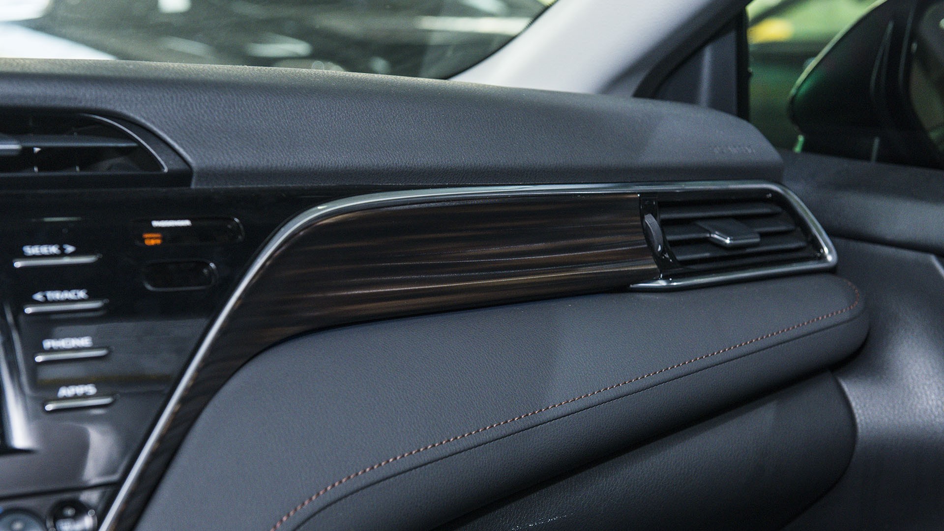 Thị trường xe - Nghịch lý Toyota Camry 2019 đắt hơn Lexus bất ngờ về Việt Nam (Hình 14).