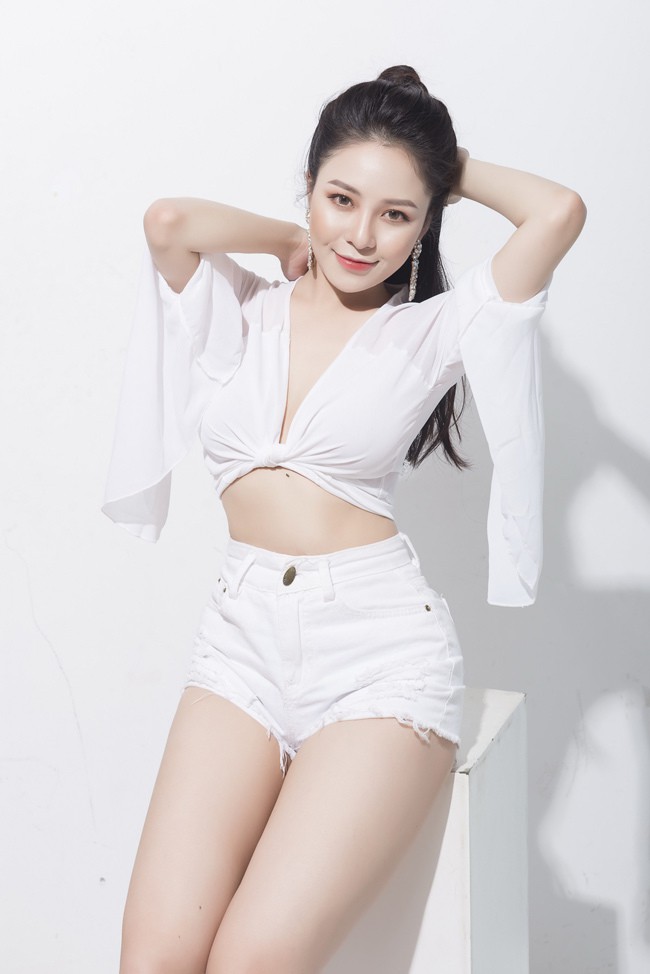 Sau vô lăng - Hotgirl Trâm Anh thả dáng nóng bỏng bên xe BMW
