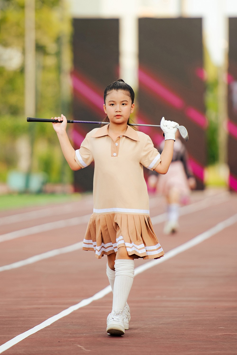 Giải trí - Mẫu nhí 9 tuổi “gây sốt” khi đánh golf, trượt ván ngay trên sàn diễn thời trang (Hình 5).