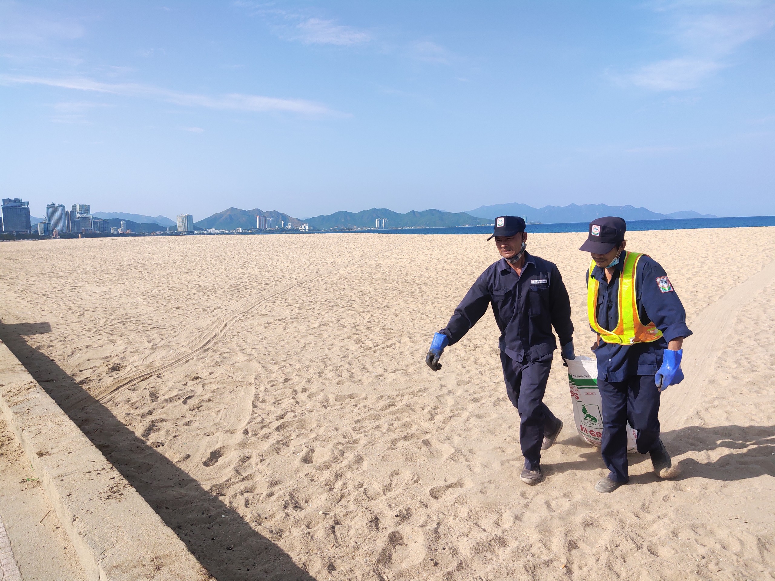 Detecting clumps of oil washed up on the beach in Nha Trang - Photo 3.