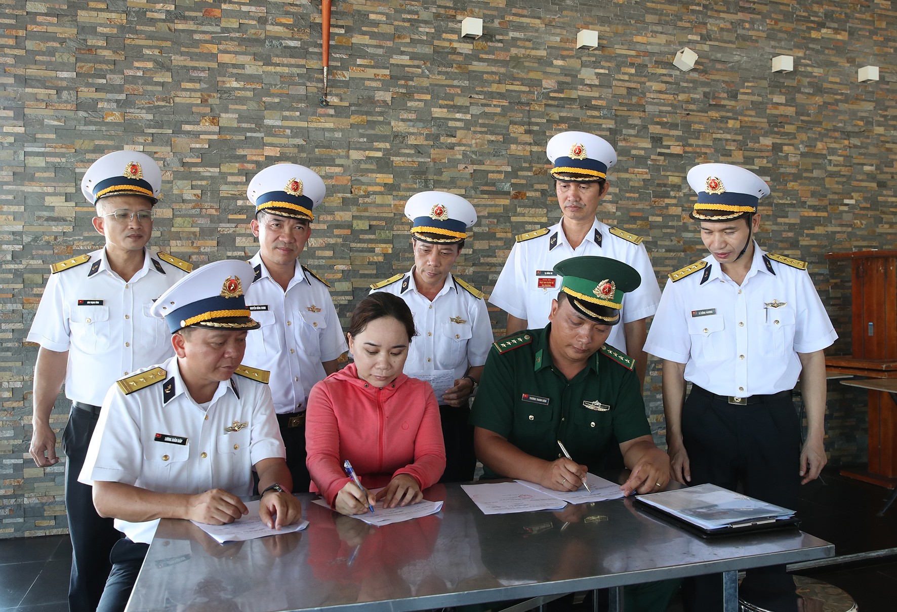 Dân sinh - Đưa ngư dân tỉnh Bình Thuận bị nạn ở Trường Sa vào bờ an toàn (Hình 2).