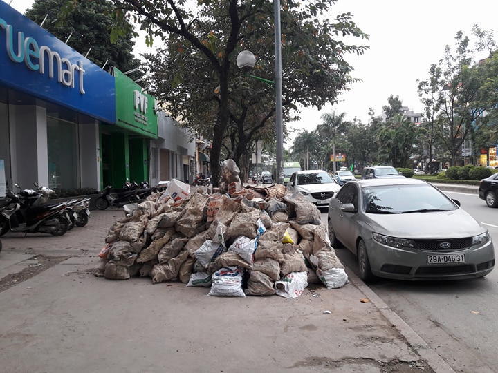 Vỉa hè Hà Nội bị lấn chiếm ồ ạt "như chưa hề có cuộc ra quân" - Hình 11