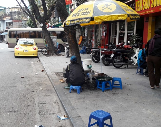 Vỉa hè Hà Nội bị lấn chiếm ồ ạt "như chưa hề có cuộc ra quân" - Hình 3