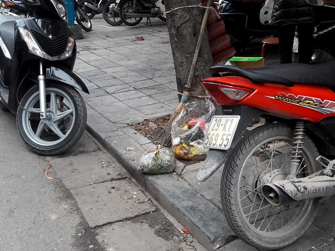 Vỉa hè Hà Nội bị lấn chiếm ồ ạt "như chưa hề có cuộc ra quân" - Hình 4
