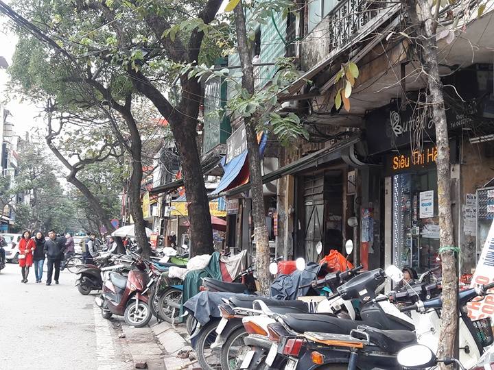 Vỉa hè Hà Nội bị lấn chiếm ồ ạt "như chưa hề có cuộc ra quân" - Hình 6