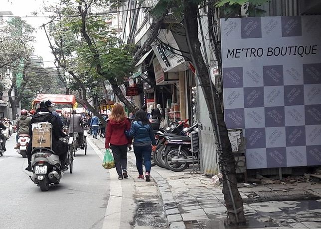 Vỉa hè Hà Nội bị lấn chiếm ồ ạt "như chưa hề có cuộc ra quân" - Hình 8
