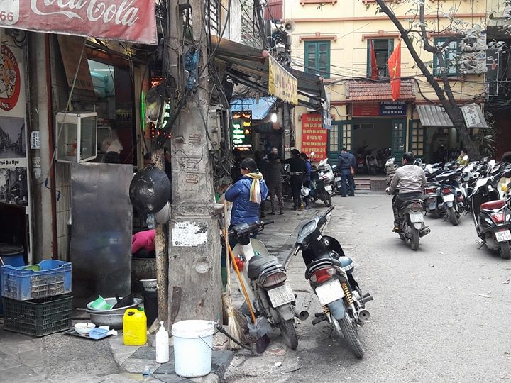 Vỉa hè Hà Nội bị lấn chiếm ồ ạt "như chưa hề có cuộc ra quân" - Hình 10