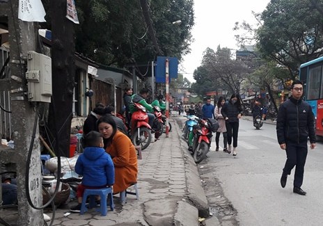 Vỉa hè Hà Nội bị lấn chiếm ồ ạt "như chưa hề có cuộc ra quân" - Hình 13