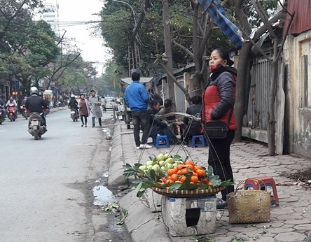 Vỉa hè Hà Nội bị lấn chiếm ồ ạt "như chưa hề có cuộc ra quân" - Hình 14