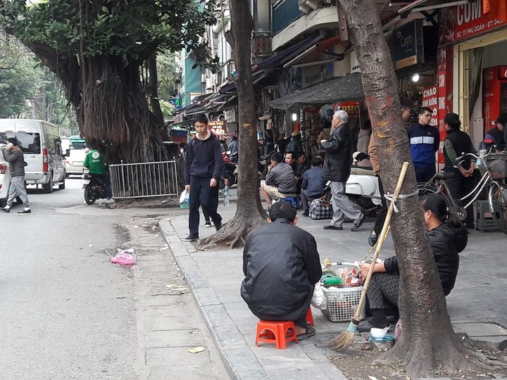 Vỉa hè Hà Nội bị lấn chiếm ồ ạt "như chưa hề có cuộc ra quân" - Hình 9