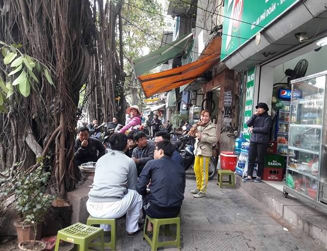 Vỉa hè Hà Nội bị lấn chiếm ồ ạt "như chưa hề có cuộc ra quân" - Hình 5