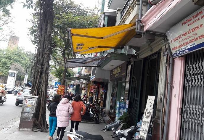 Vỉa hè Hà Nội bị lấn chiếm ồ ạt "như chưa hề có cuộc ra quân" - Hình 2