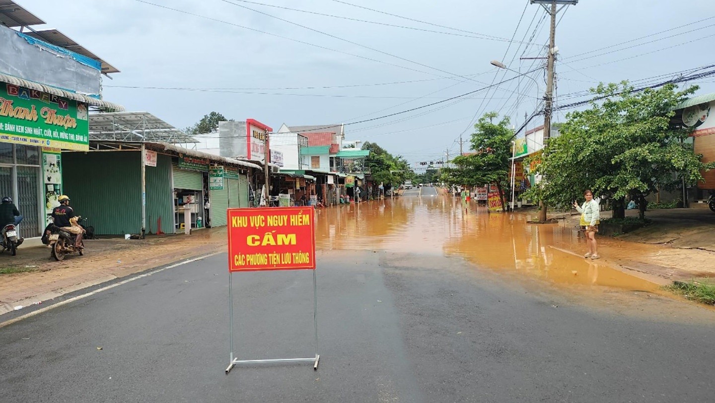 Bình Phước: Mưa lớn kéo dài, khiến hàng chục căn nhà bị ngập sâu