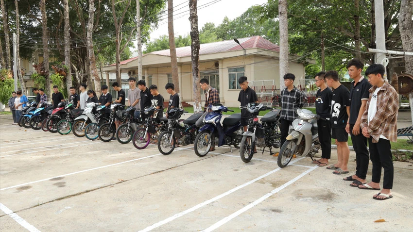 An ninh - Hình sự - Tây Ninh: Tạm giữ 20 thanh niên đua xe gây rối trật tự công cộng (Hình 2).